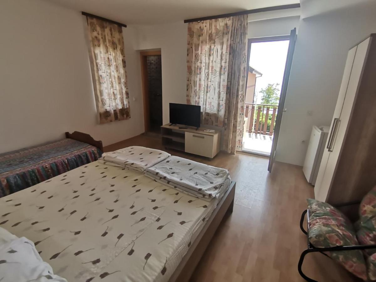 Guesthouse Zimovski เปสตานิ ภายนอก รูปภาพ