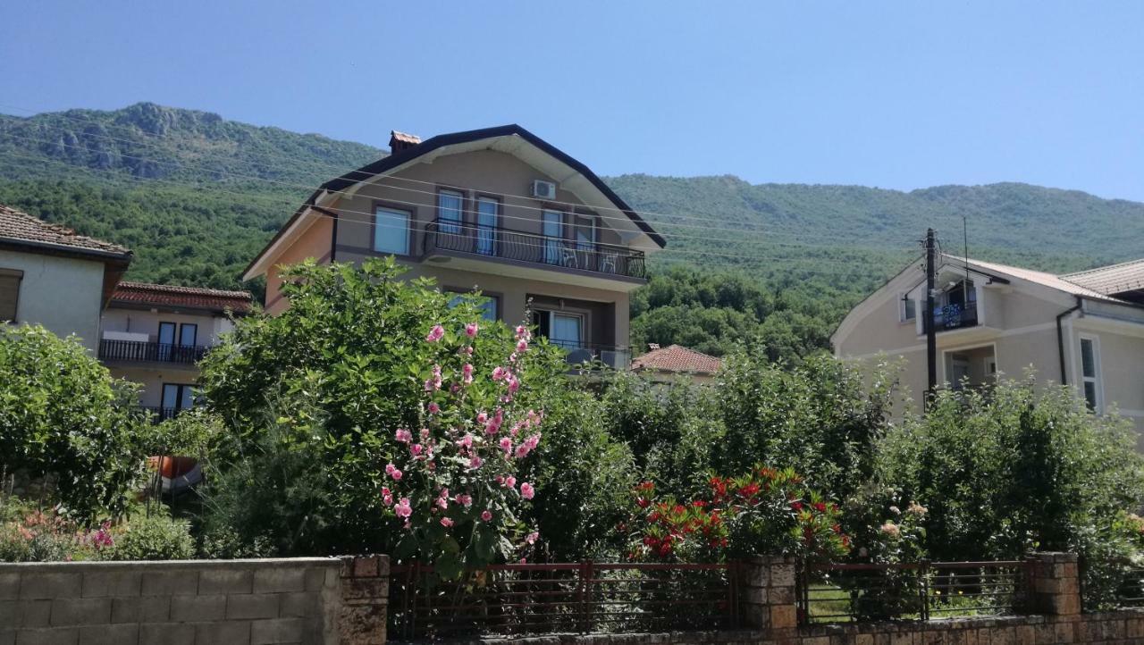 Guesthouse Zimovski เปสตานิ ภายนอก รูปภาพ